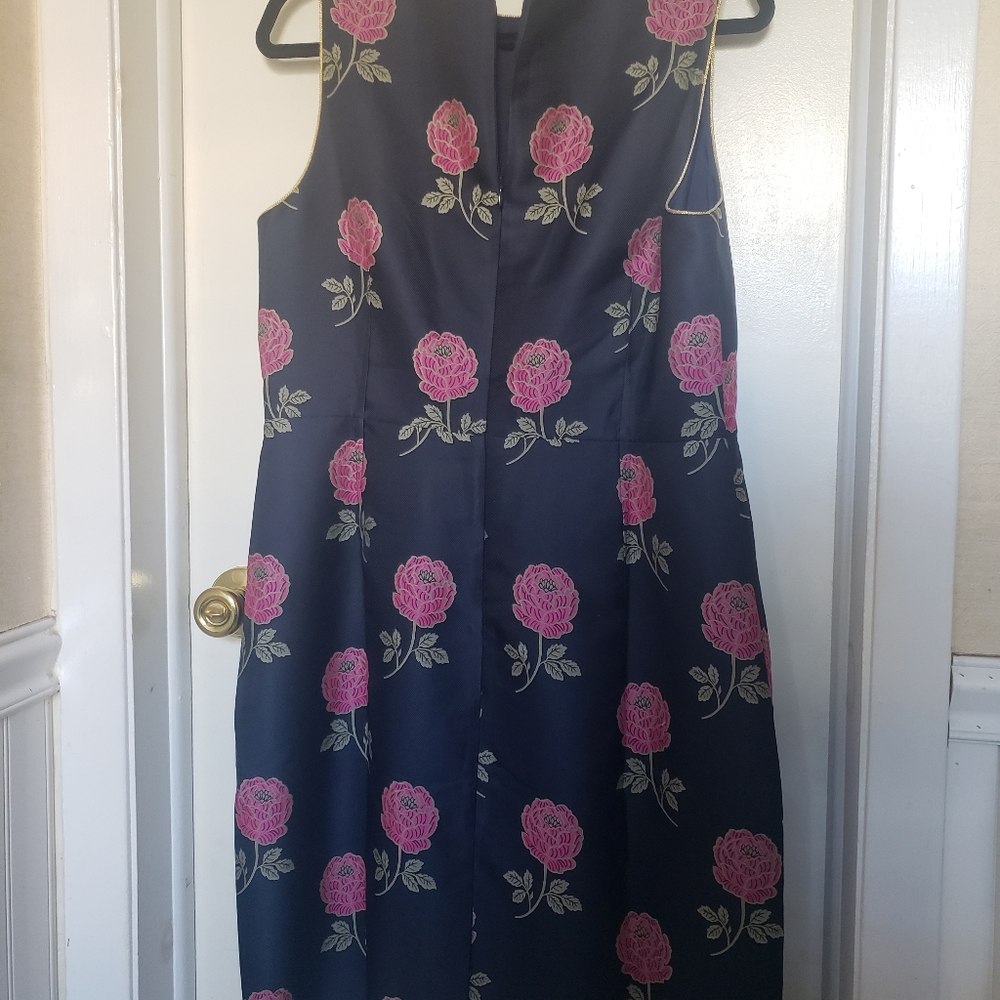 Jacquard fabric, sleeveless, back zip, sheath silhouette dress.